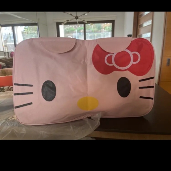 NEW Hello Kitty Waterproof Large Travel Bag w/extra Shoulder Strap - Picture 7 of 8